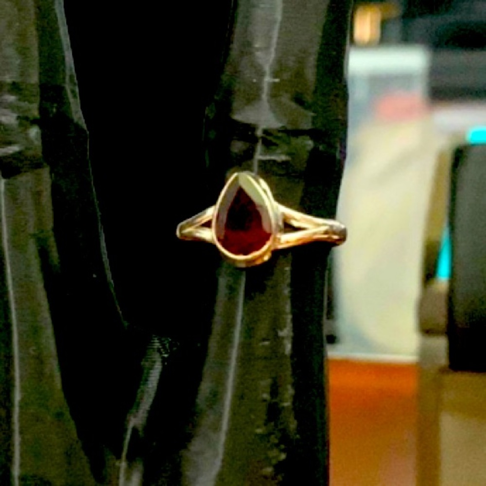 Elegant Sterling Silver Ring with Garnet Gemstone